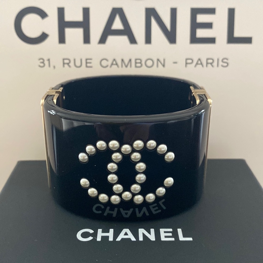 ❌SOLD ❌🤍 Authentic CHANEL CC black cuff bracelet